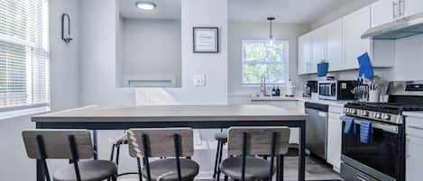 Fridge, oven, stovetop, dishwasher