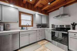 Frigorífico, microondas, horno y placa de cocina