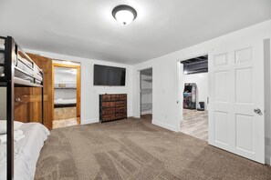 5 bedrooms, iron/ironing board, WiFi, bed sheets