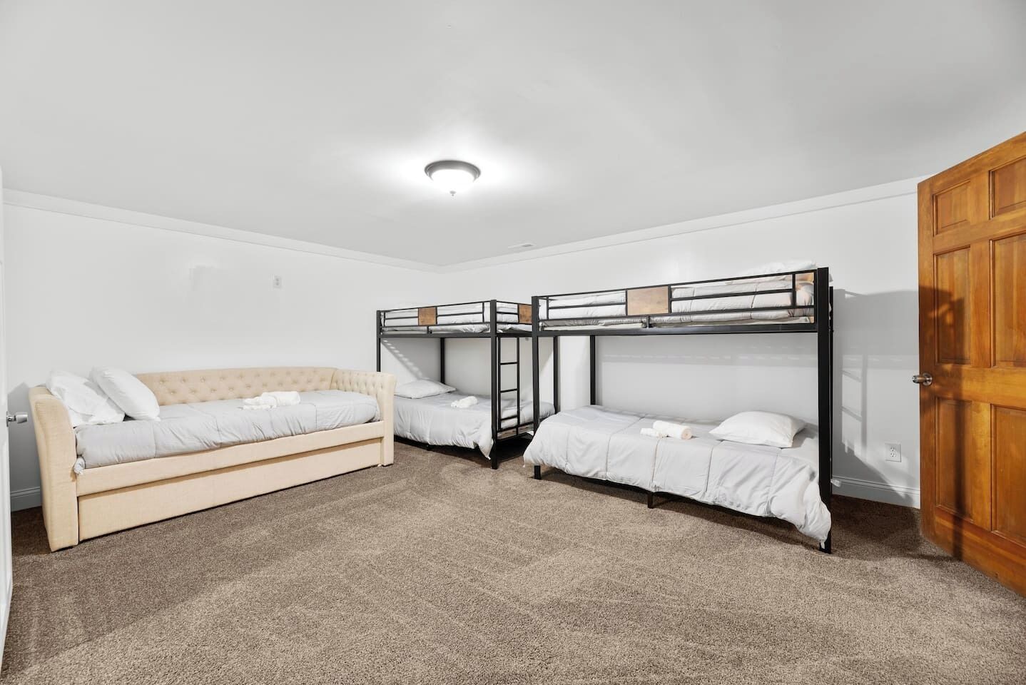5 bedrooms, iron/ironing board, WiFi, bed sheets
