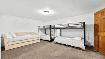 5 bedrooms, iron/ironing board, WiFi, bed sheets