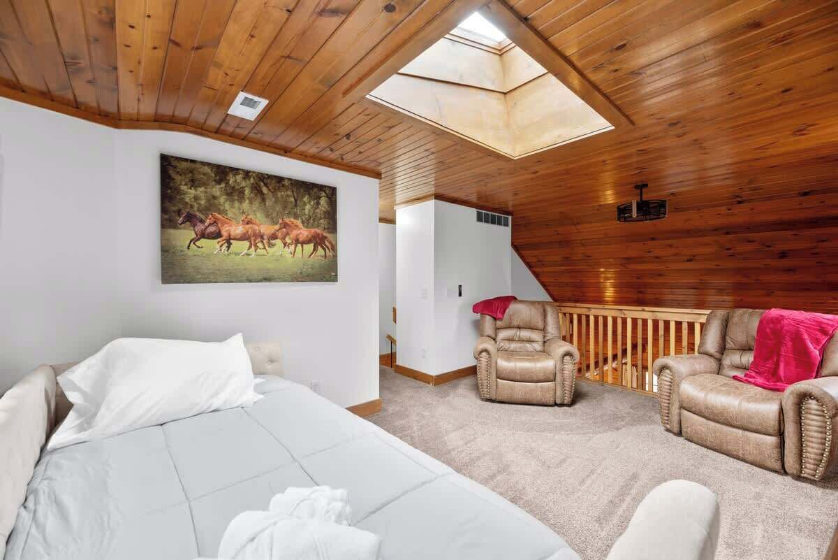 5 bedrooms, iron/ironing board, WiFi, bed sheets