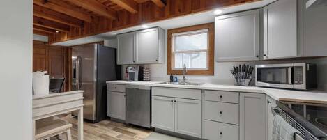 Frigorifero, microonde, forno, piano cottura