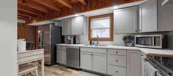 4 Acres I Pac Man I King I 10 mins to Polaris