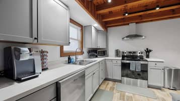 Køleskab, mikrobølgeovn, ovn, kogeplade