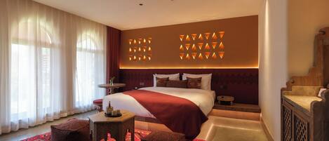 Habitación clásica doble | Minibar con artículos gratuitos y decoración individual