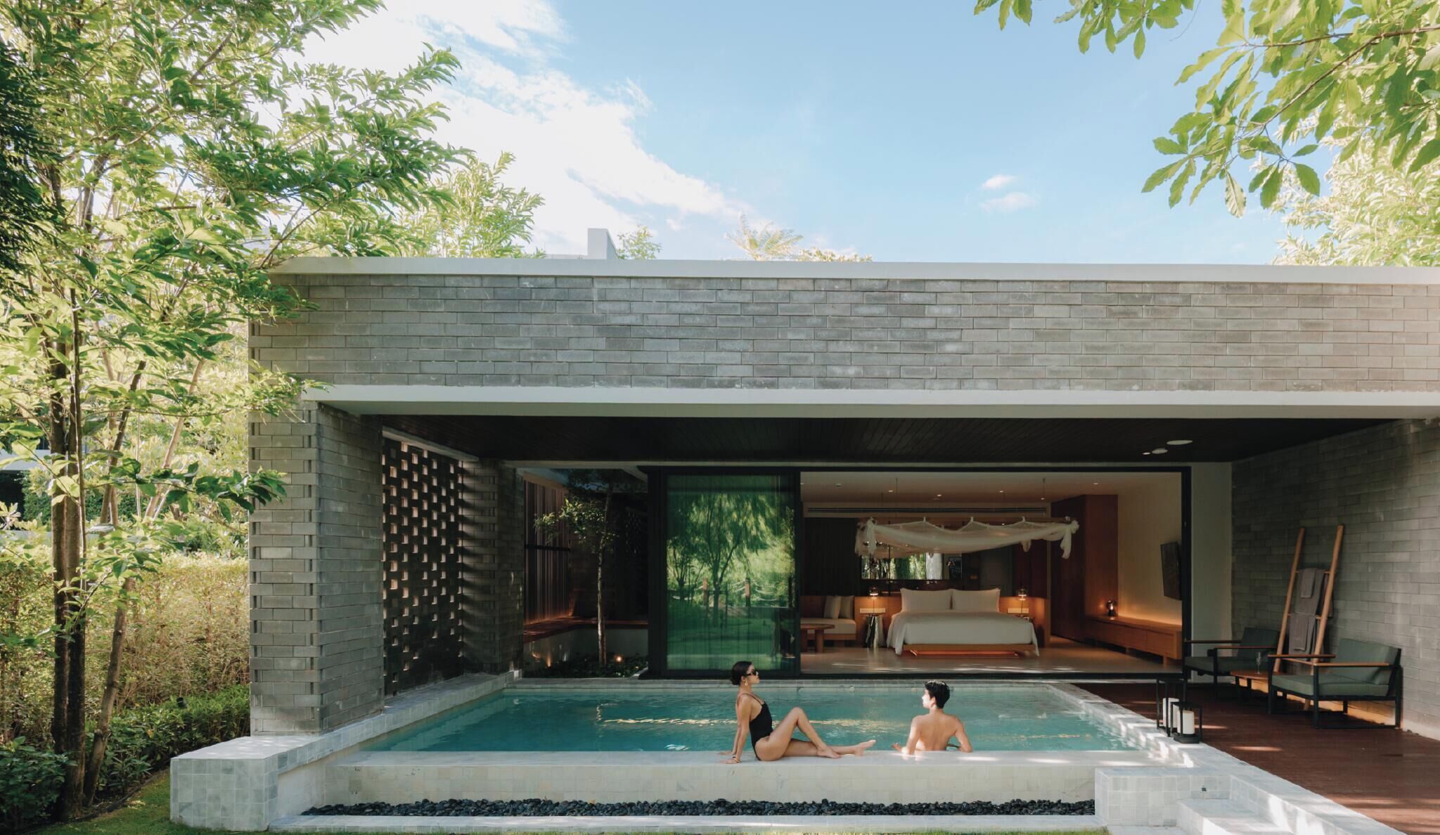 Una casa moderna con piscina, una camera da letto e un soggiorno.