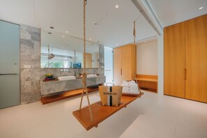 Vila Standar, 1 Tempat Tidur King, pemandangan kanal | Kamar mandi | Perlengkapan mandi gratis, pengering rambut, jubah mandi, dan sandal
