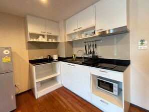 Tủ lạnh, lò vi sóng, bếp nấu, dụng cụ nấu nướng/bát dĩa/dao nĩa 