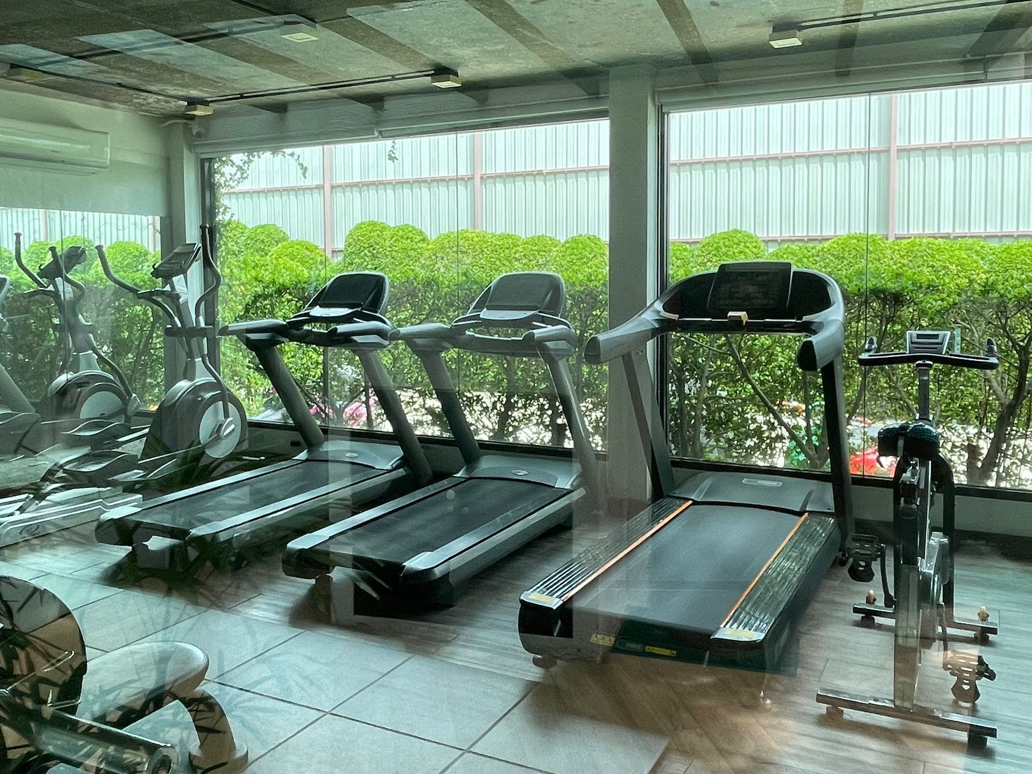 Ein Fitnessstudio mit Laufbändern, Ergometer und Trainingsgeräten.