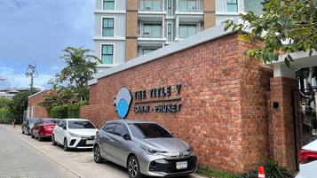 Un edificio de ladrillo con un letrero que dice "The Title V Rawai Phuket".