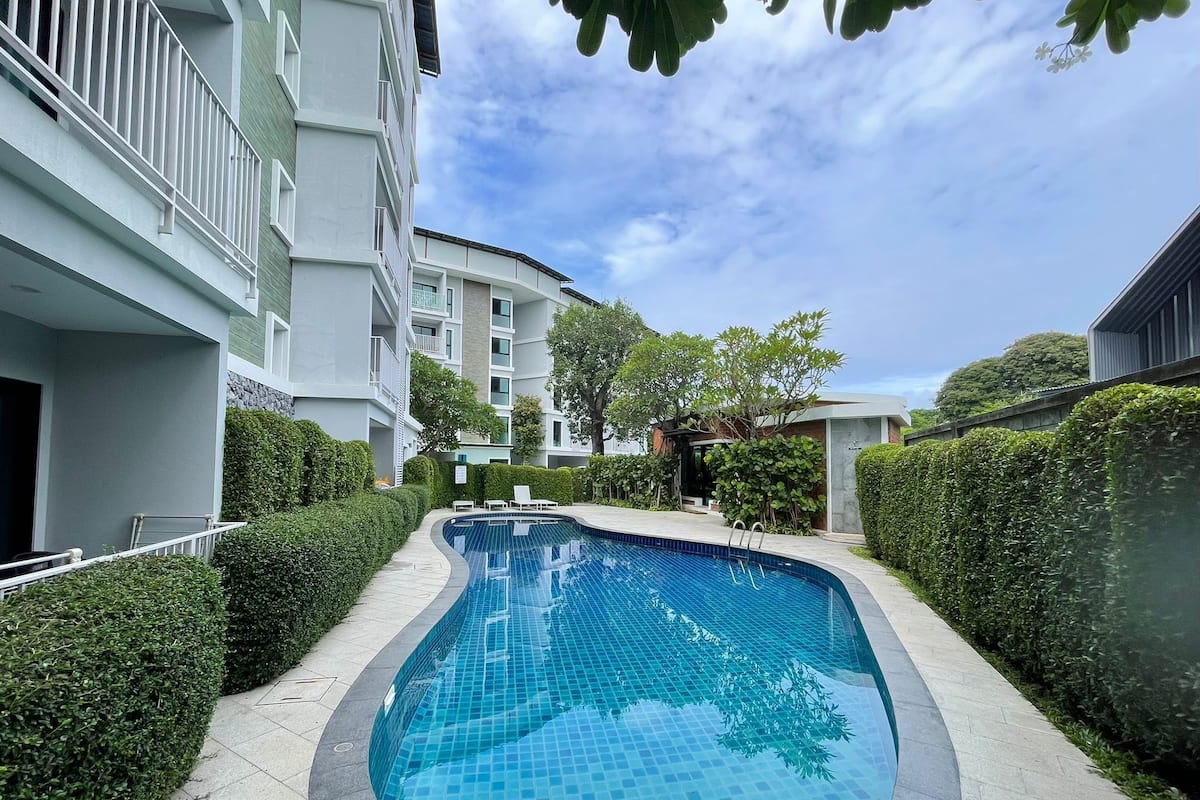 Appartamento, patio, vista piscina | Ferro/asse da stiro, Wi-Fi gratuito