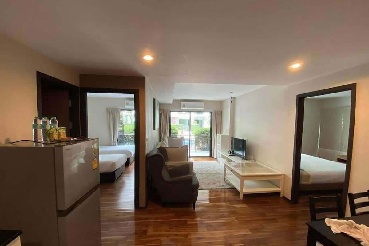 Appartamento Superior, patio, vista piscina | Ferro/asse da stiro, Wi-Fi gratuito