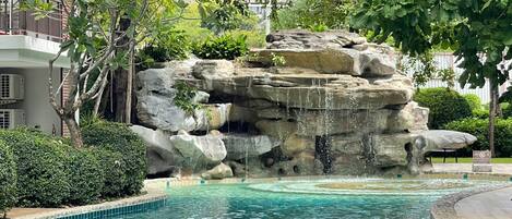 2 outdoor pools