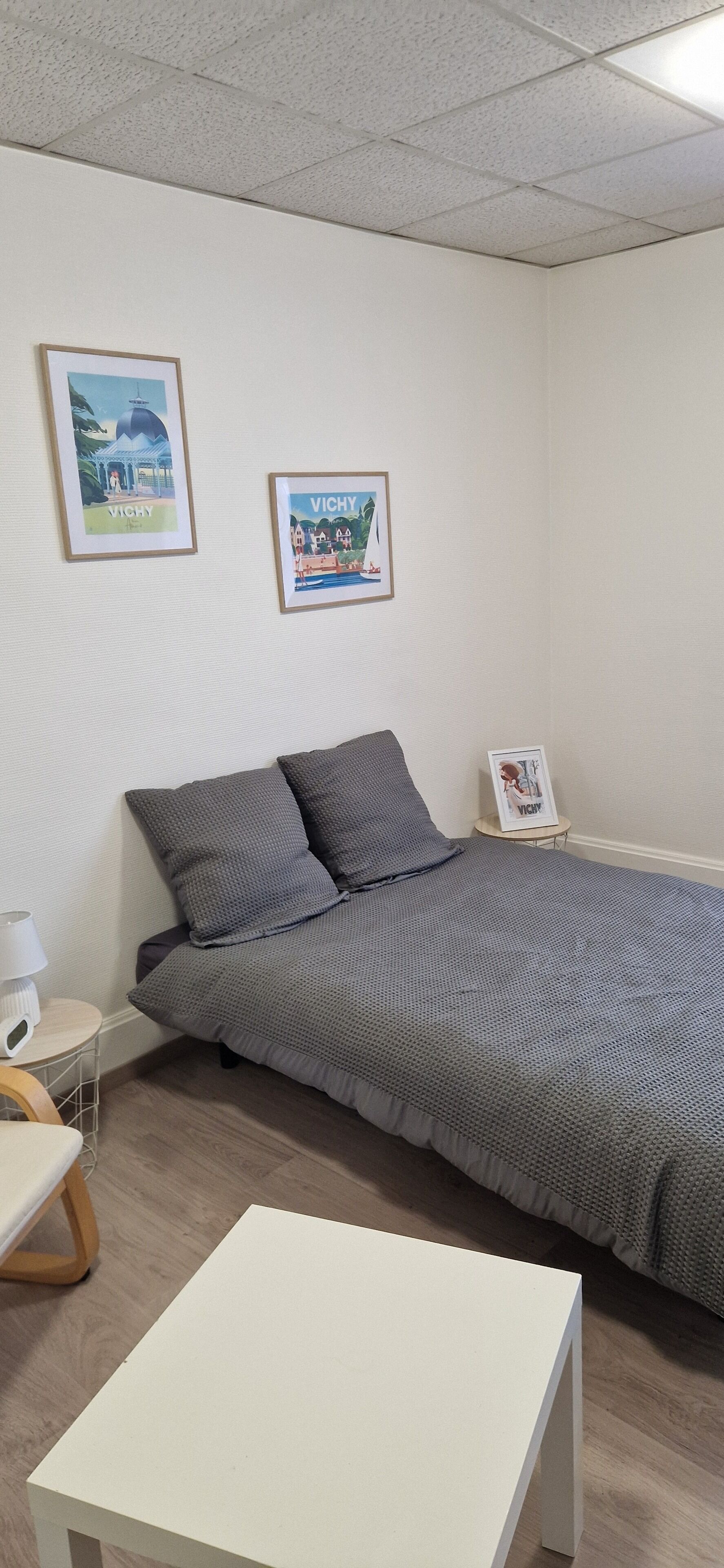 Tabla de planchar con plancha, wifi y ropa de cama 