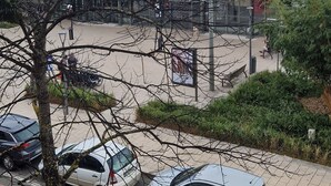 A view of a parking area with cars, a clock, and a building with a sign reading "SNCF" in the background. - 26 m2 studio with separate kitchen and balcony, opposite the station (Vichy)