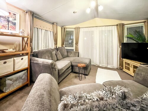 2 bedroom accommodation in Lochlands Caravan Park