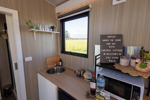 Réfrigérateur, micro-ondes, plaque de cuisson, grille-pain