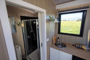 Douche, sèche-cheveux, serviettes fournies