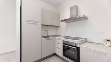 Een koelkast, een oven