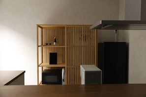 Chambre avec lits jumeaux | Cuisine privée | Grand réfrigérateur, micro-ondes, plaque de cuisson