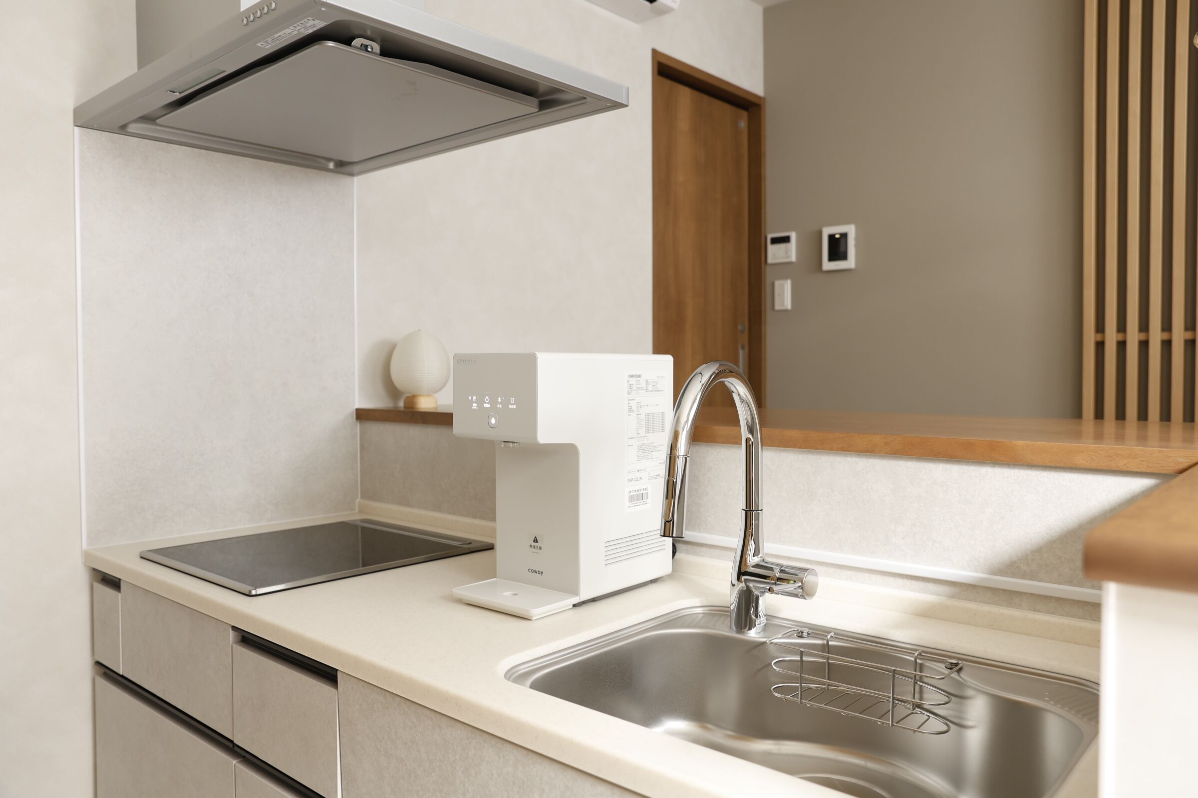 Chambre avec lits jumeaux | Cuisine privée | Grand réfrigérateur, micro-ondes, plaque de cuisson