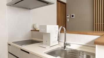 Chambre avec lits jumeaux | Cuisine privée | Grand réfrigérateur, micro-ondes, plaque de cuisson