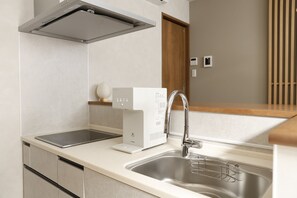 Chambre avec lits jumeaux | Cuisine privée | Grand réfrigérateur, micro-ondes, plaque de cuisson