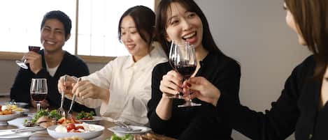 Triple Room | Private kitchen | Full-size fridge, microwave, stovetop, cookware/dishes/utensils