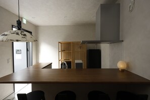 Refrigerador con freezer, microondas, placa de cocina