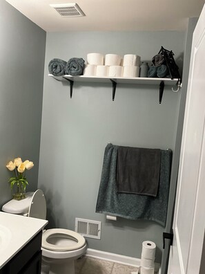 Toallas, jabón, papel de baño