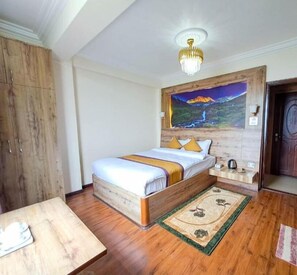 Escritorio, espacio para trabajar con laptop y wifi gratis 