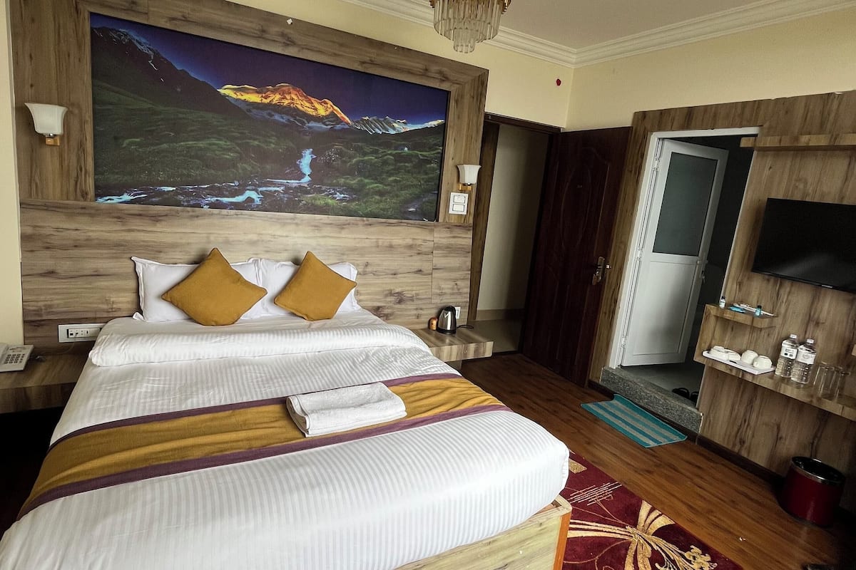 Habitación doble Deluxe, balcón, vista a la montaña | Escritorio, espacio para trabajar con laptop y wifi gratis