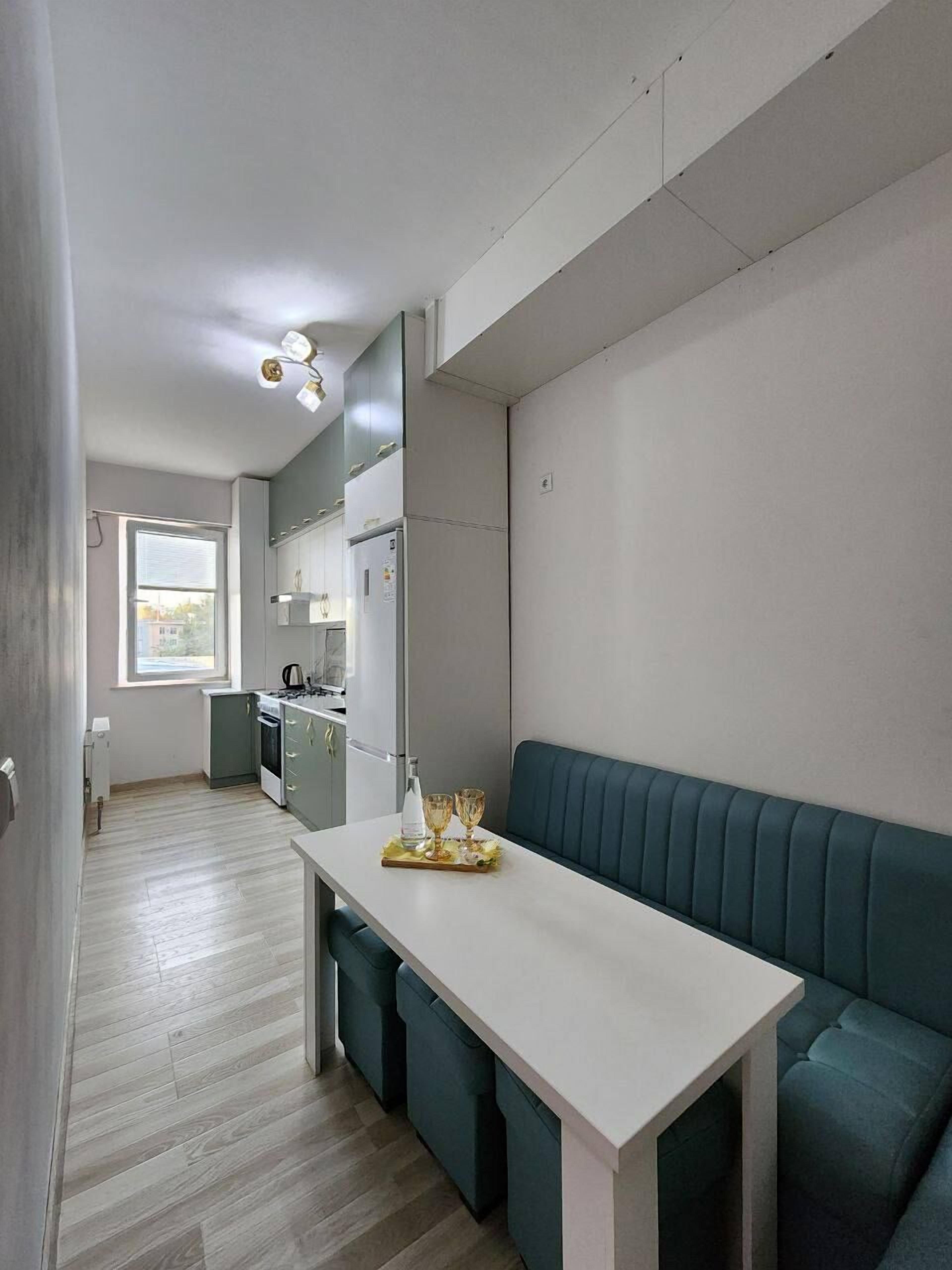 Appartement Confort, balcon, vue cour intérieure | Cuisine privée | Réfrigérateur, micro-ondes, plaque de cuisson, bouilloire électrique