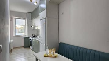 Comfort appartement, balkon, uitzicht op binnenplaats | Privékeuken | Een koelkast, een magnetron, een kookplaat, een waterkoker