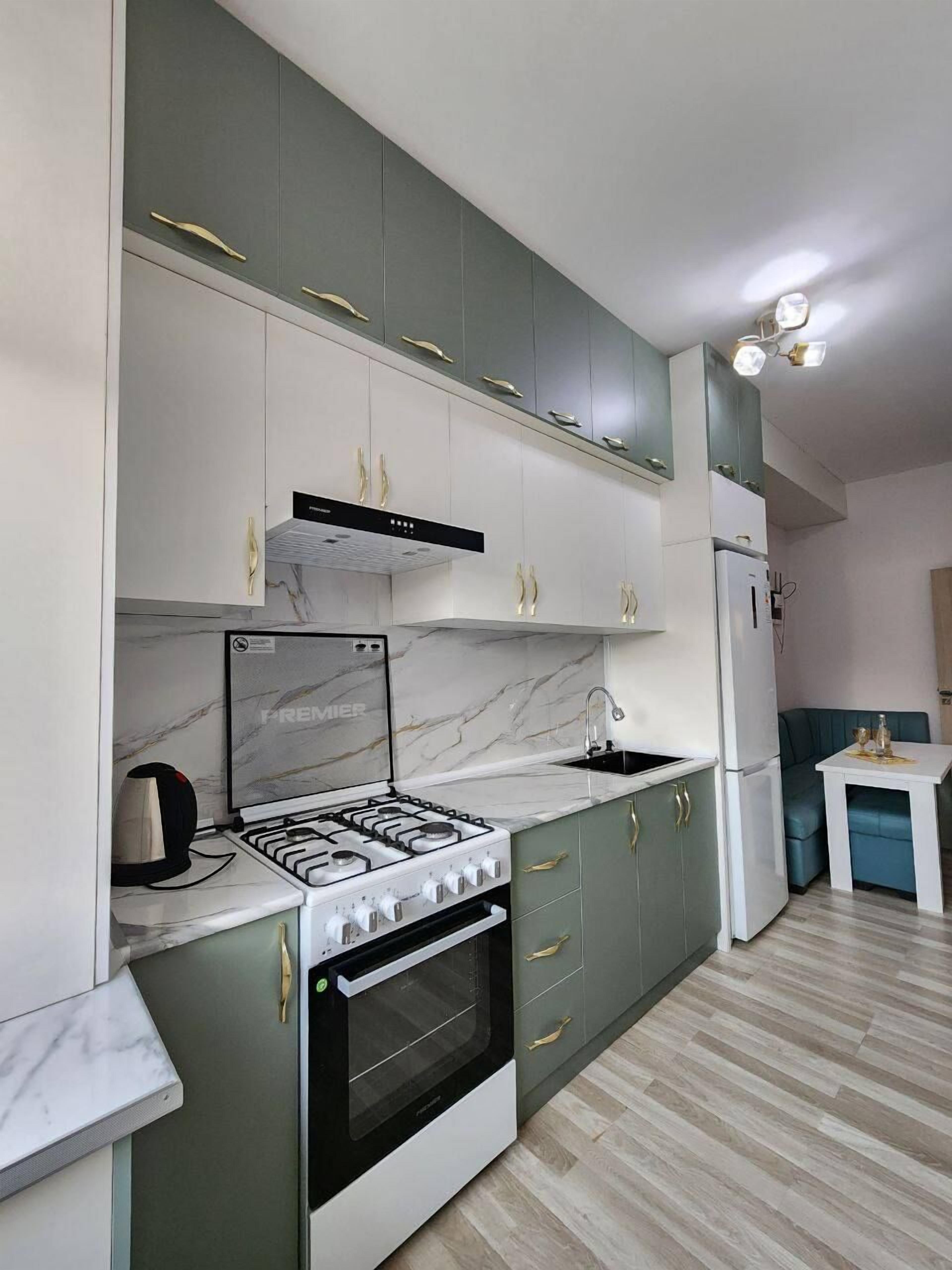 Apartemen Comfort, balkon, pemandangan halaman | Dapur pribadi | Lemari es, microwave, kompor, dan ketel listrik