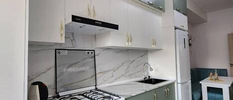 Comfort Apartment, Balcony, Courtyard View | Private kitchen | Fridge, microwave, stovetop, electric kettle