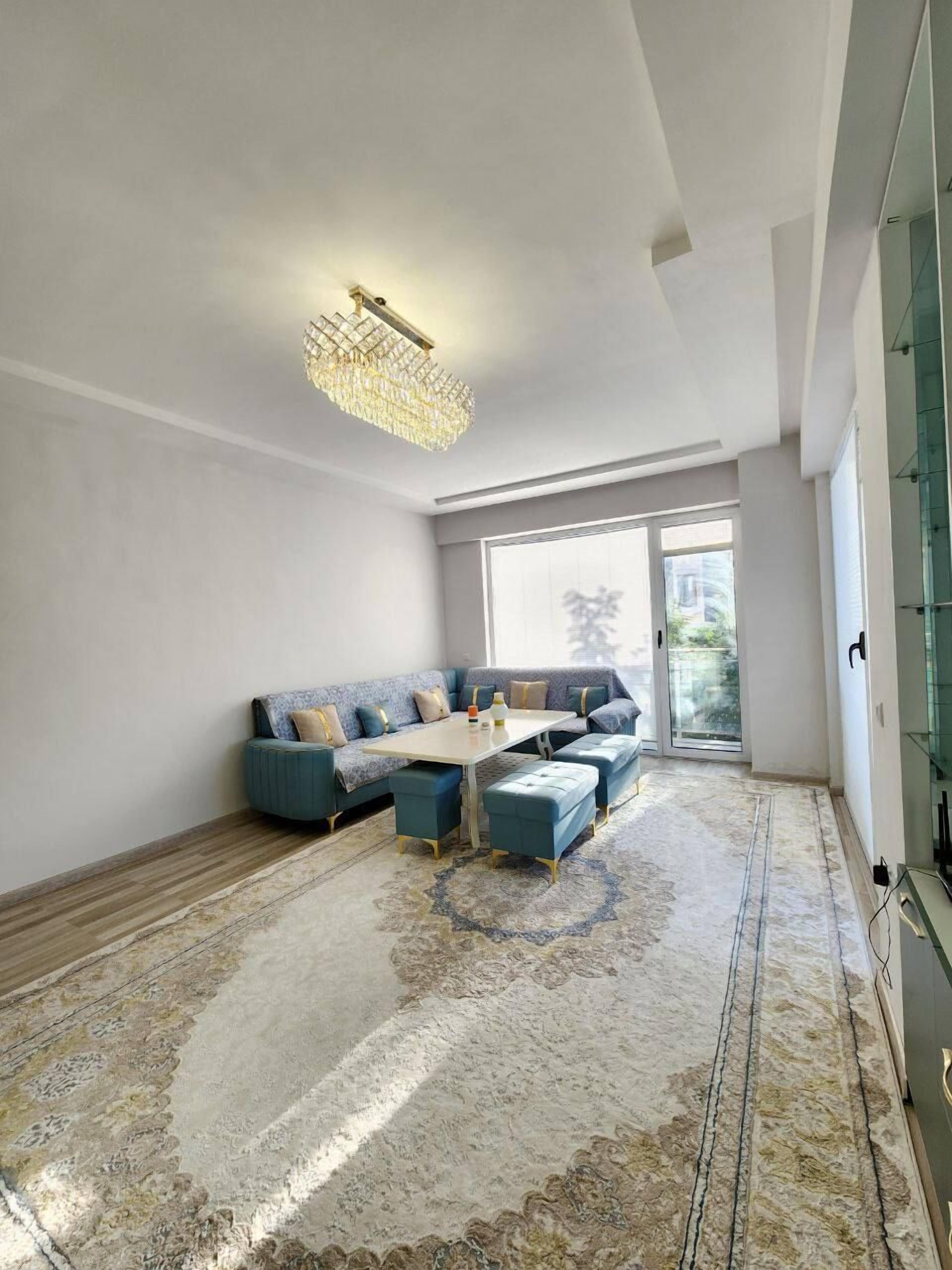 Appartement Confort, balcon, vue cour intérieure | Coin séjour | Télévision LED de 43 pouces avec chaînes numériques