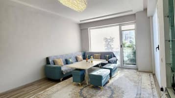 Comfort appartement, balkon, uitzicht op binnenplaats | Woonruimte | Een 43-inch ledtelevisie met digitale zenders