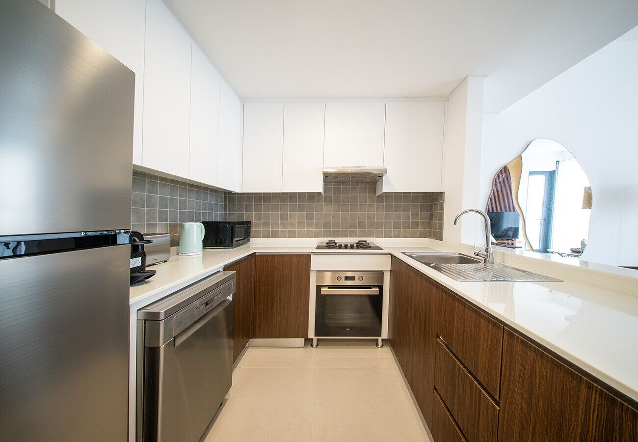 Refrigerador, microondas, horno y cafetera y tetera 