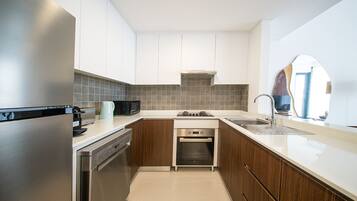 Refrigerador, microondas, horno y cafetera y tetera