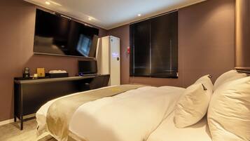 Deluxe Double Room, City View | Desk, laptop workspace, free WiFi