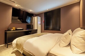 Deluxe Double Room, City View | Desk, laptop workspace, free WiFi