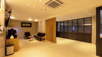 ๋๋ญ์ค ๋๋ธ๋ฃธ, ์๋ด ์ ๋ง | ๊ฑฐ์ค ๊ณต๊ฐ