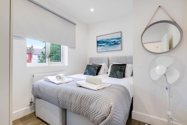 Family Apartment - West Hendon Apt with Parking 03 (London)