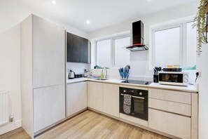Family Apartment | Private kitchen - West Hendon Apt with Parking 03 (London)