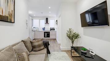 Căn hộ dành cho gia đình | Khu phòng khách | Smart TV 42-inch có truyền hình kỹ thuật số, Netflix, dịch vụ stream