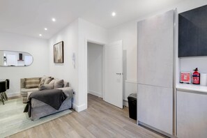 Căn hộ dành cho gia đình | Khu phòng khách | Smart TV 42-inch có truyền hình kỹ thuật số, Netflix, dịch vụ stream 