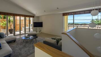 Luxury House, Ocean View | Iron/ironing board, WiFi (free), bed sheets