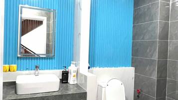 Comfort Villa, 4 Bedrooms, Air conditioning, Beach View | Bathroom